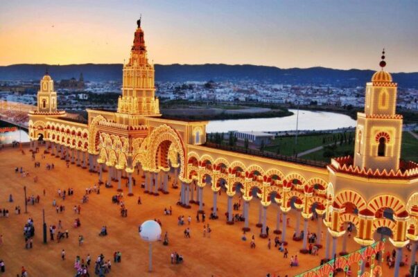 Nhà thờ Mezquiti nguy nga, tráng lệ với nét kiến trúc độc đáo gây ấn tượng khách du lịch.