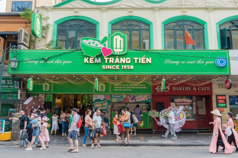 Dưới nắng hè Hà Nội, kem Tràng Tiền là món quà ngọt ngào, là niềm vui mát lạnh, là tình yêu dành cho truyền thống lâu đời.